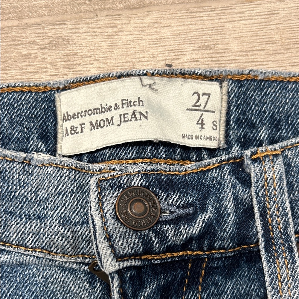 Abercrombie & Fitch Women’s Jeans in Medium Blue - Picture 2 of 2